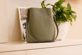 Cuir vegan contre cuir véritable : comment chaque matière vieillit sur un sac