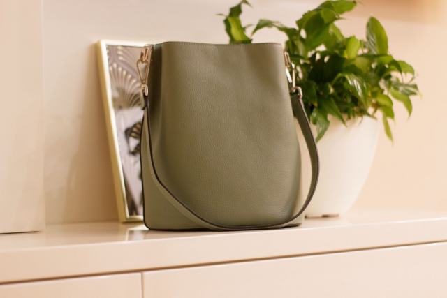 Cuir vegan contre cuir véritable : comment chaque matière vieillit sur un sac Cuir vegan contre cuir véritable : comment chaque matière vieillit sur un sac