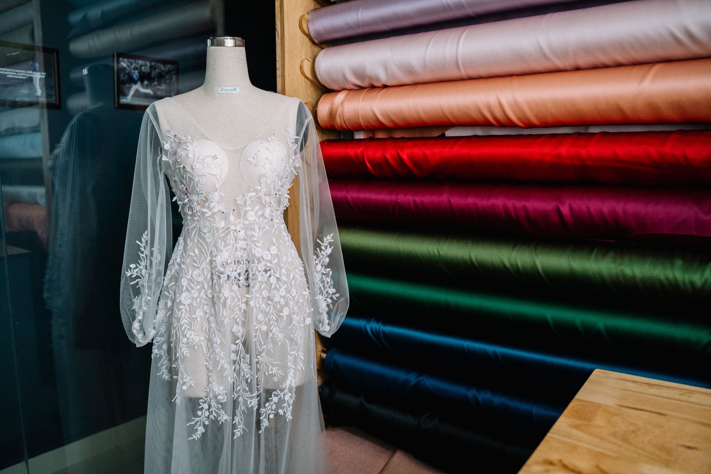 Tissus et fournitures de couture sur une table d’atelier
