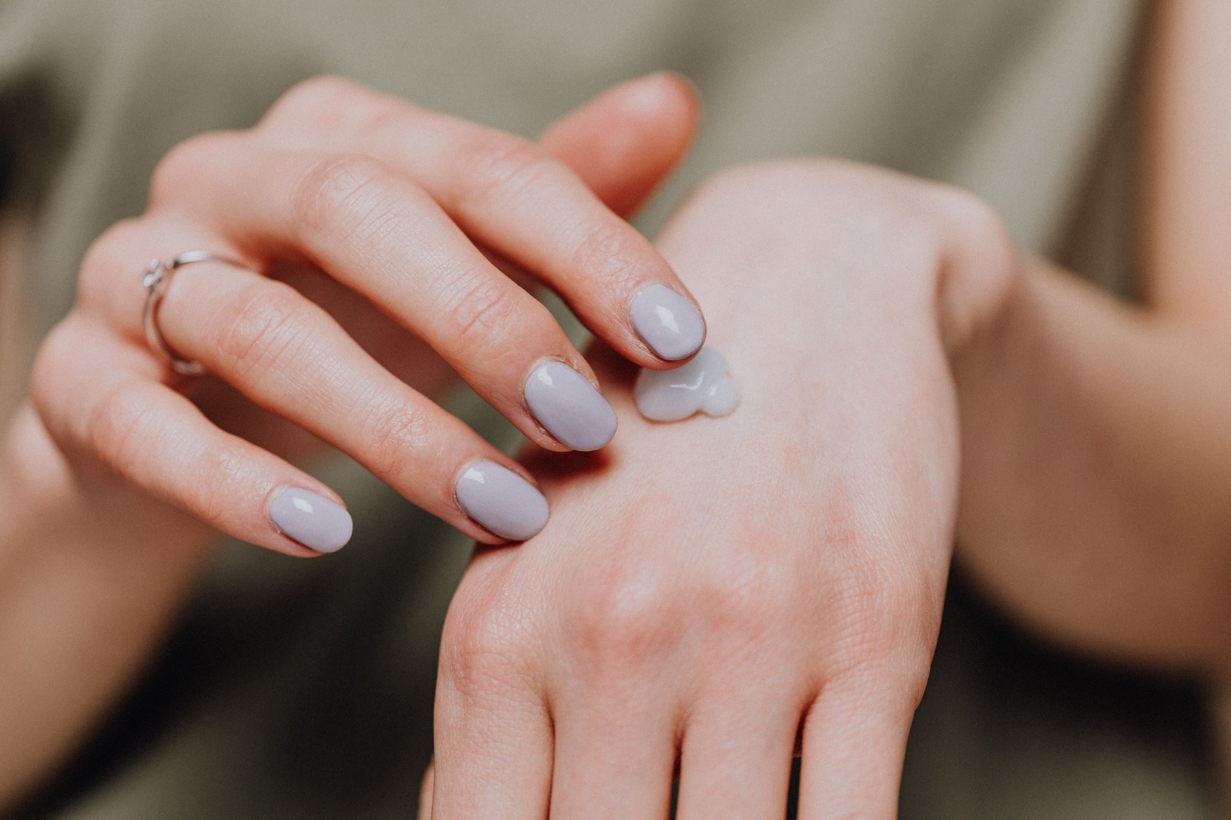 Crème hydratante appliquée sur une peau sèche