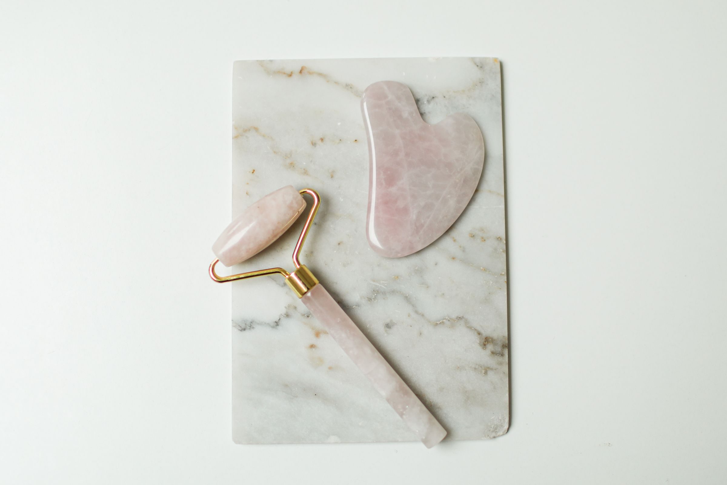 Massage du visage avec un outil gua sha