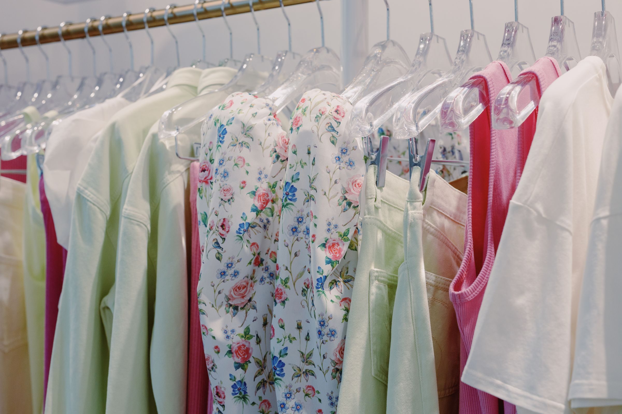 Mode Portant de vêtements aux tons doux dans une boutique