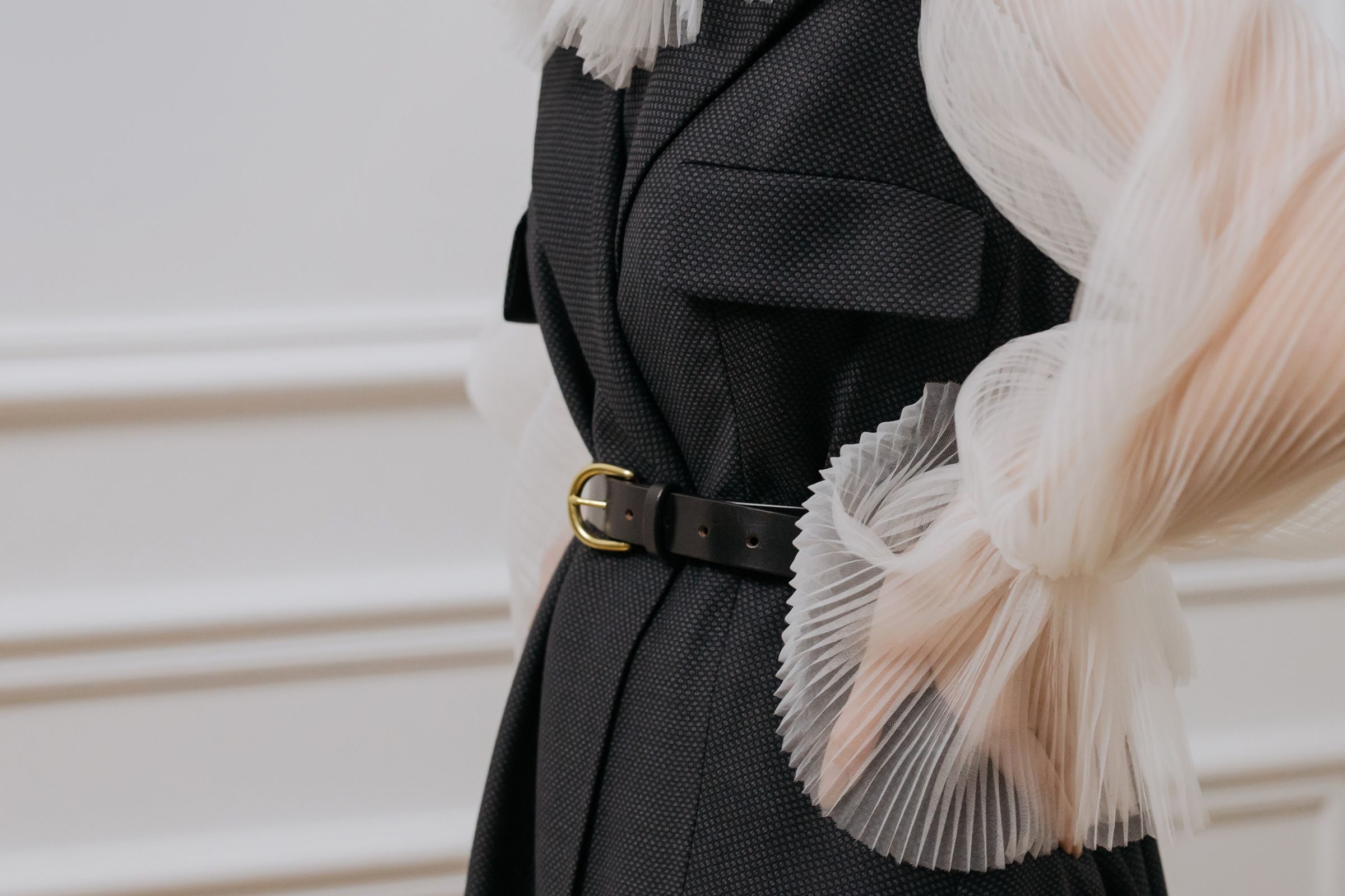 Robe resserrée à la taille par une ceinture